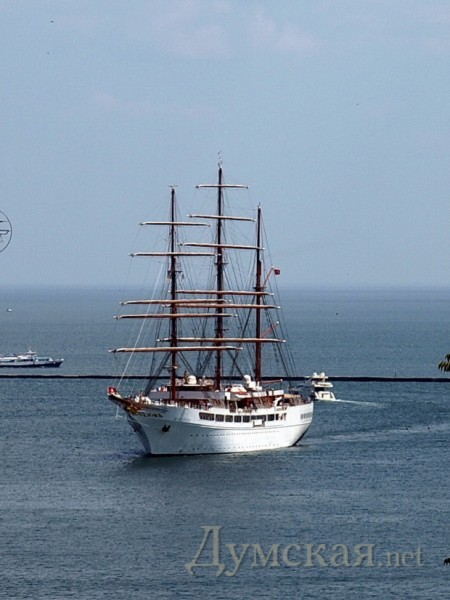 ������ ��� � ���� ���� ��������� �������� ������ "Sea Cloud II" ������� ������ 10 ����