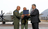Богдан Загорулько получает подарок после первого полета Ан-132Д. Фото Сергея Смоленцева